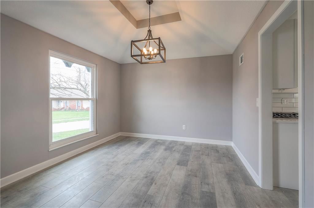 102 London Way — photo 8