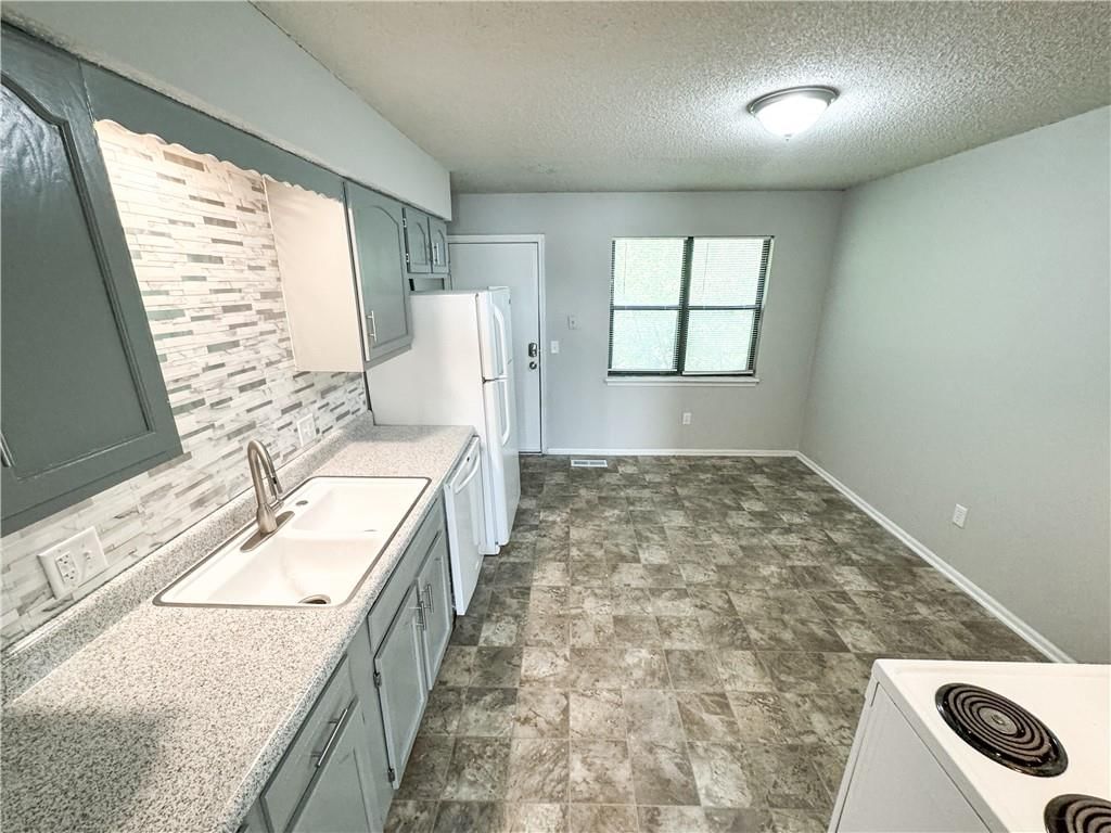 425/427 Castle Drive — photo 5