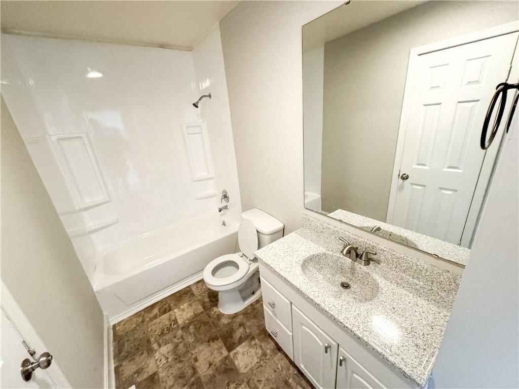 425/427 Castle Drive — photo 7