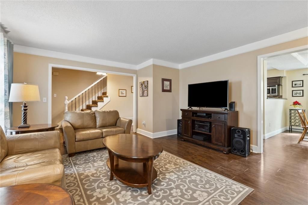 1015 E Oakview Street — photo 8
