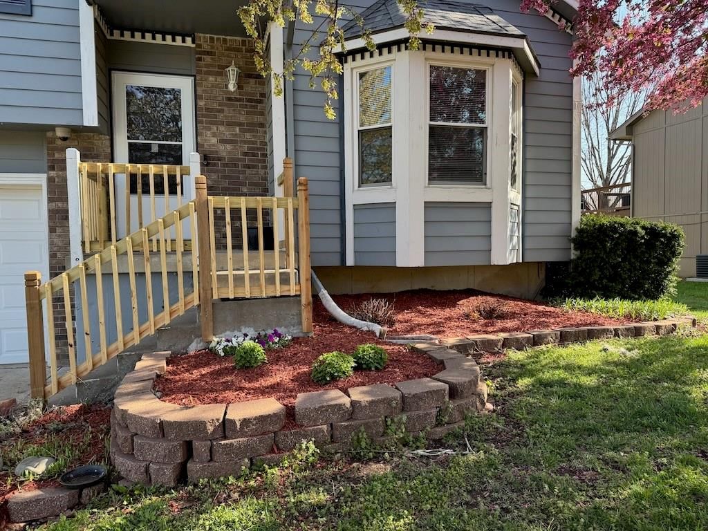 114 W Calico Drive — photo 2
