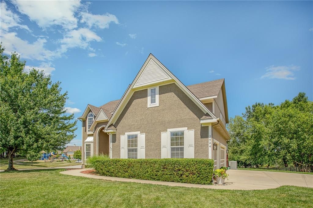 2424 SW Wintergreen Court — photo 3