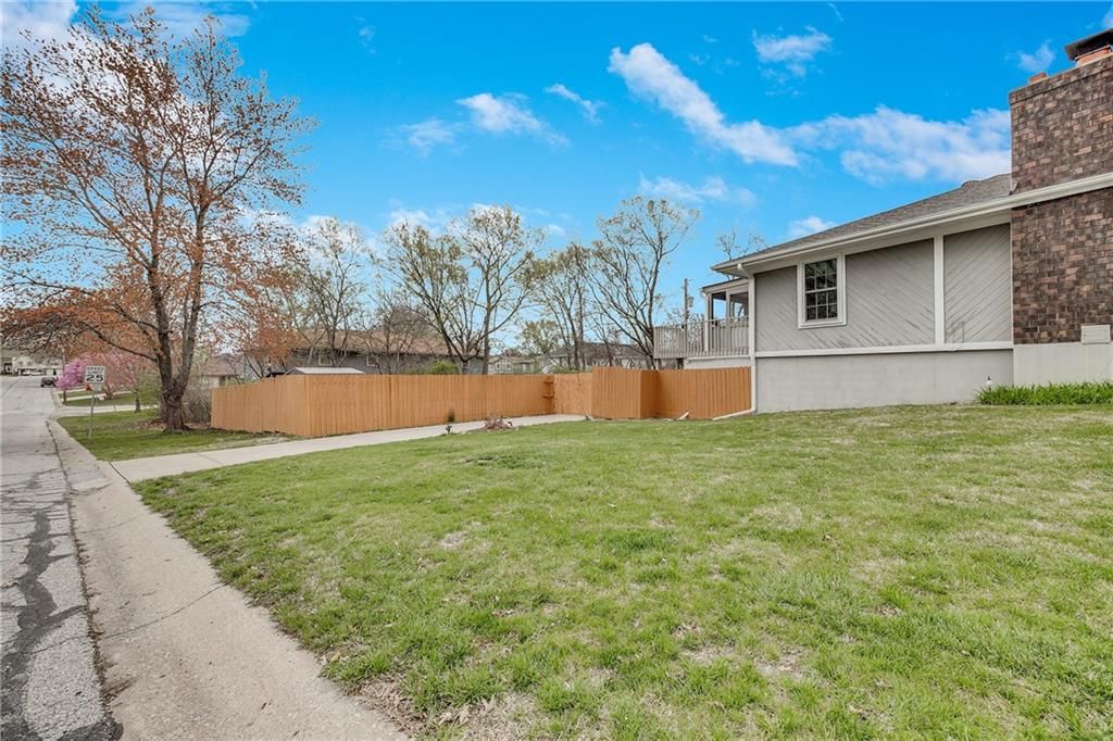 421 NW Meadowview Drive — photo 3