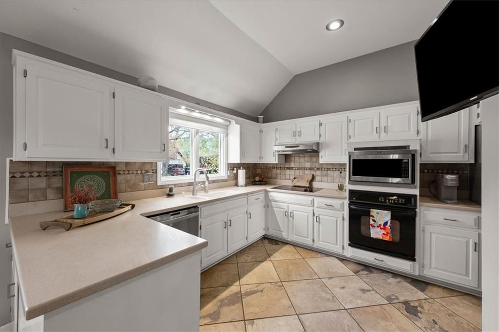 8015 W 113th Street — photo 7