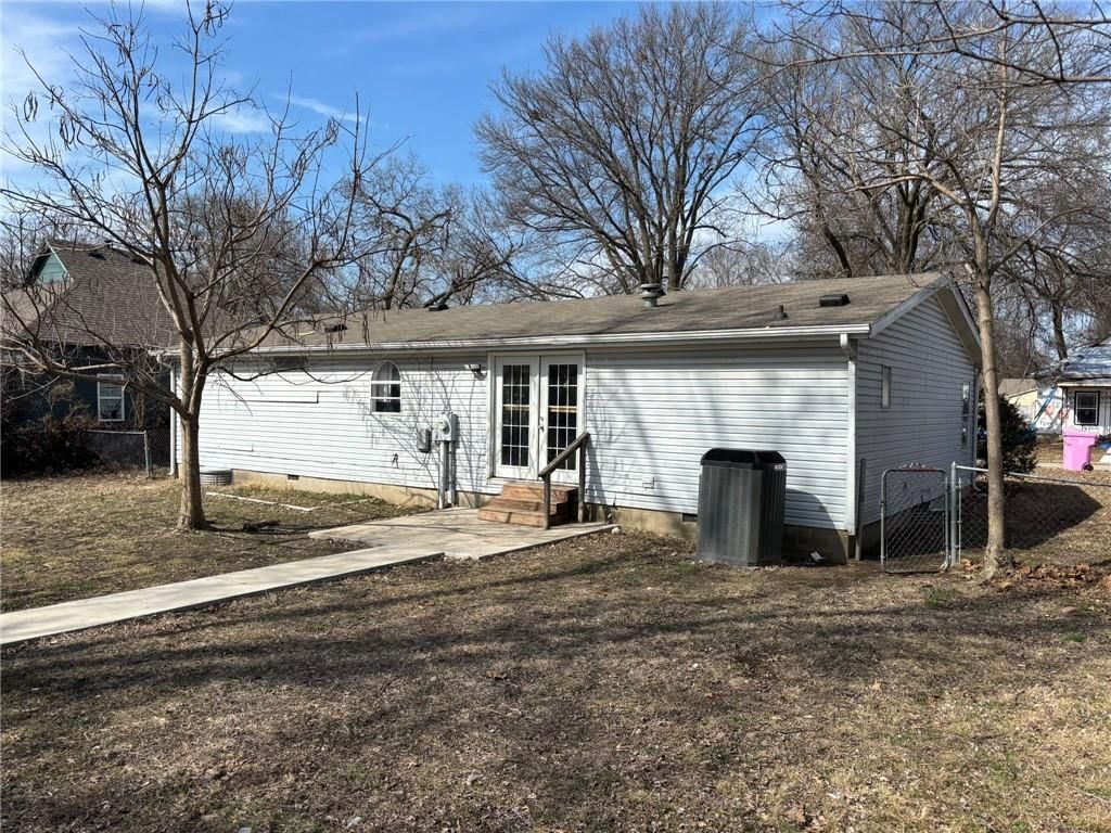 608 E 9th Street — photo 12