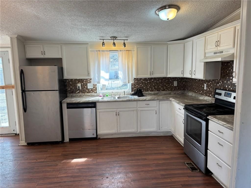 608 E 9th Street — photo 5