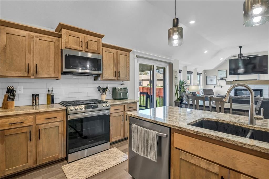 900 NW Lindenwood Drive — photo 4