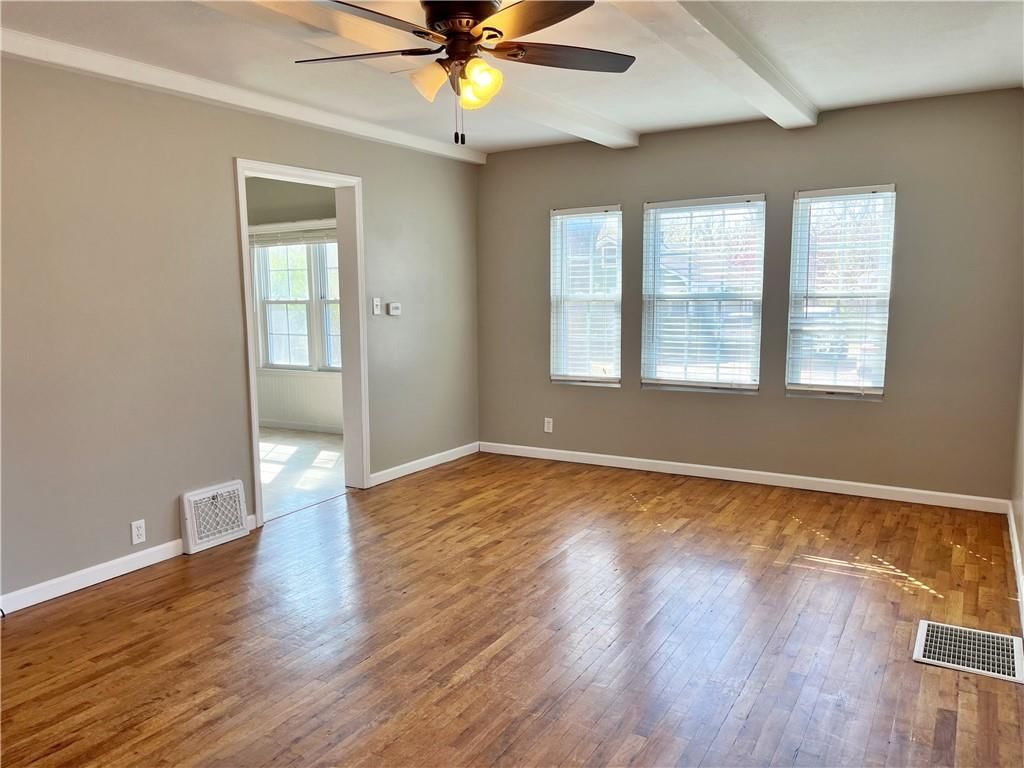 902 E 10th Street — photo 3