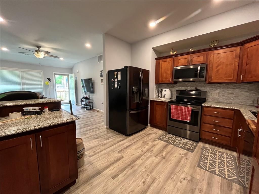 202 W 2nd Street — photo 15