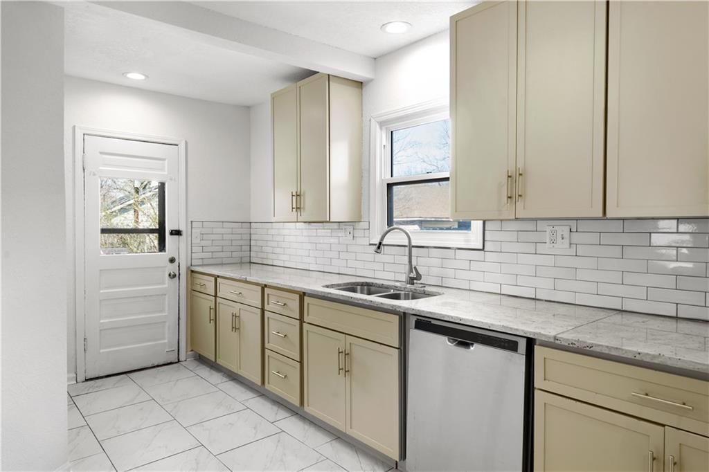 420 E 75th Street — photo 13