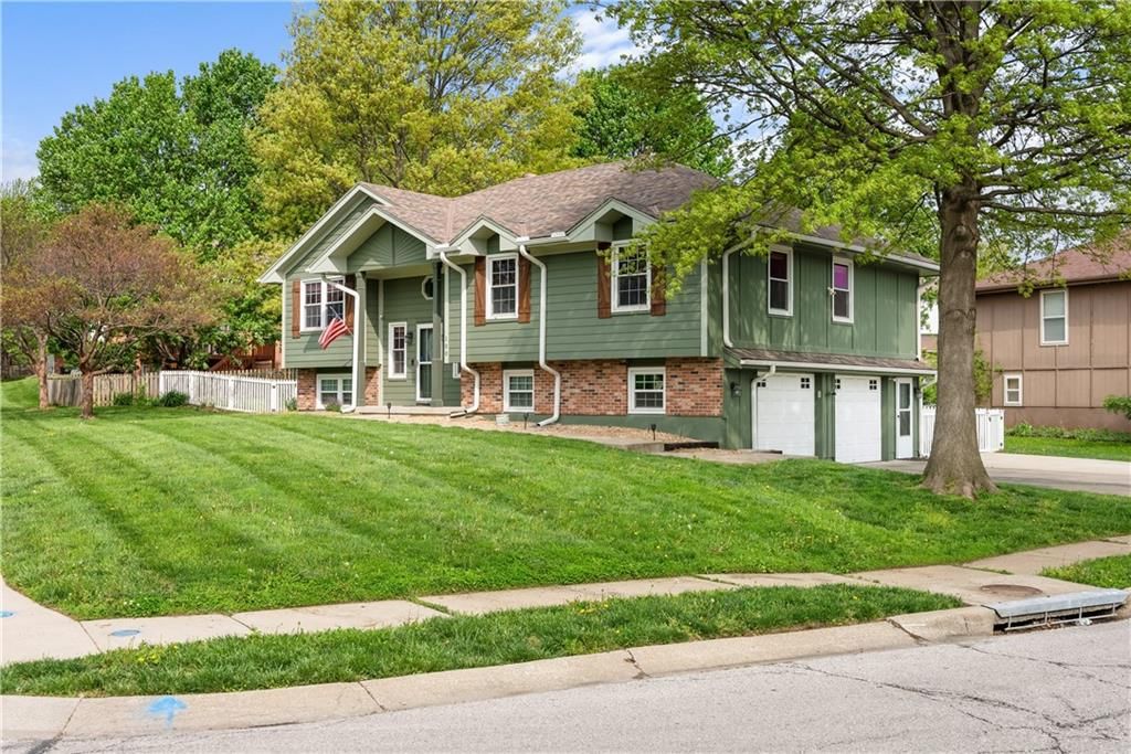 100 NE Brookwood Drive — photo 2
