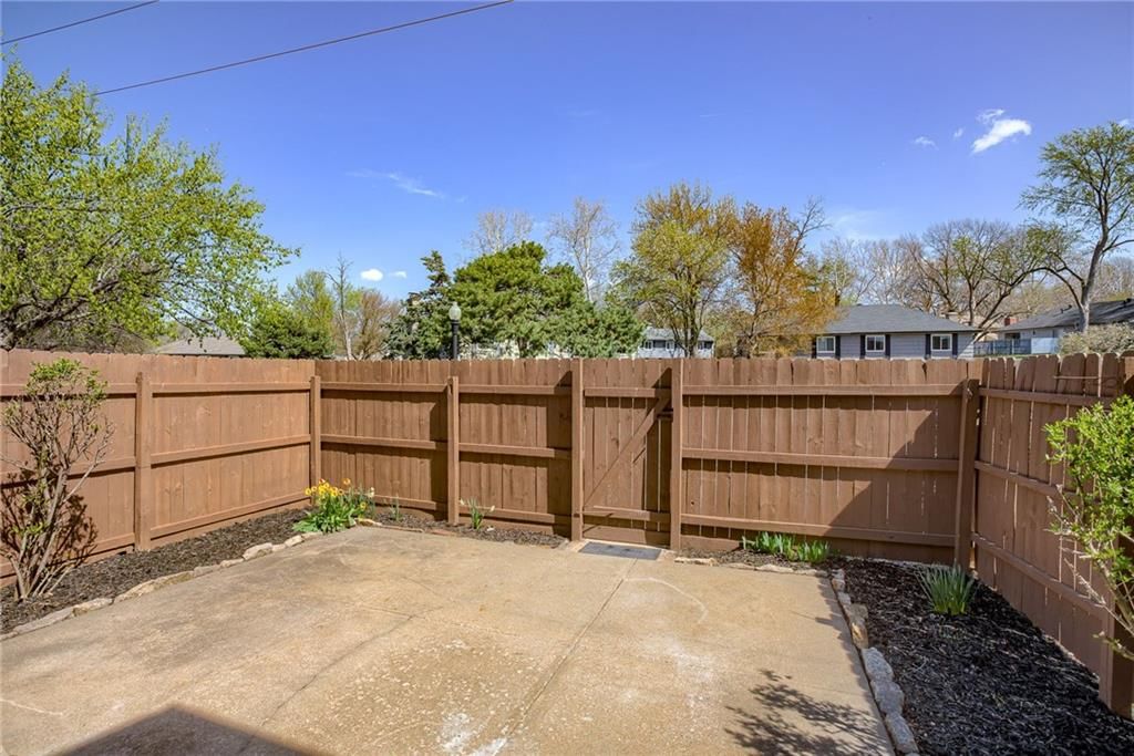 8611 Greenbrier Drive — photo 4