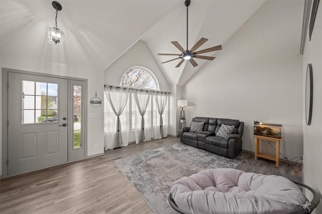 209 E Foxwood Drive — photo 3