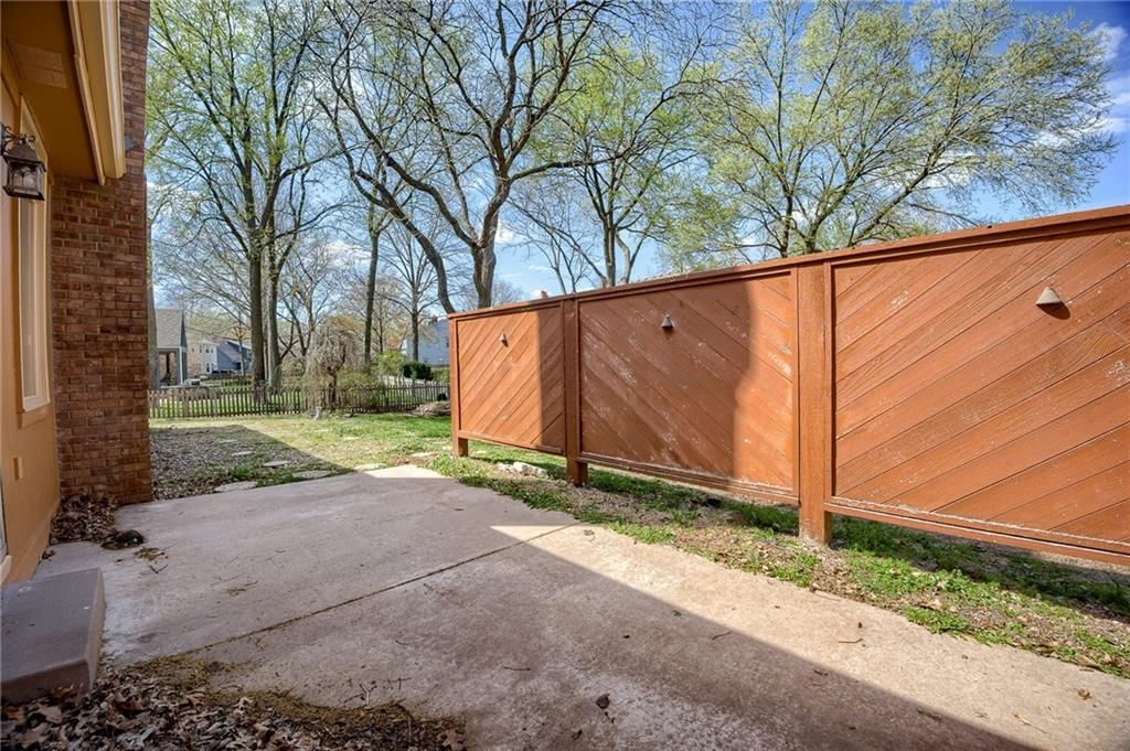 652 BUTTERNUT Lane — photo 24