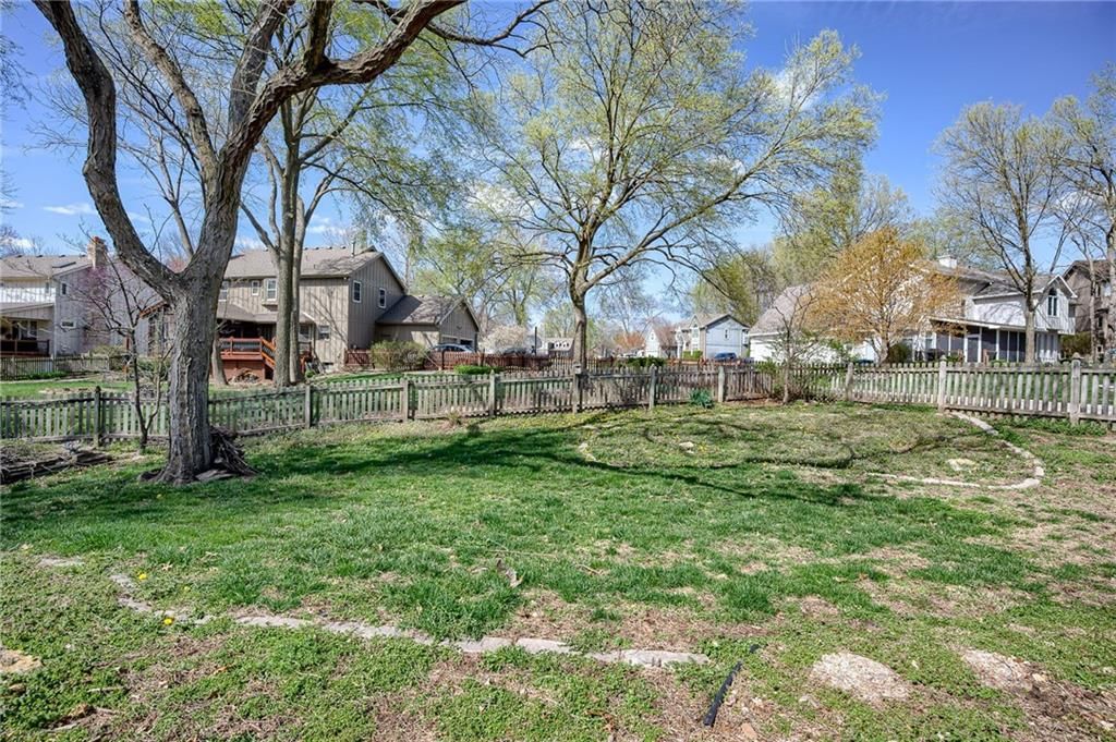 652 BUTTERNUT Lane — photo 25