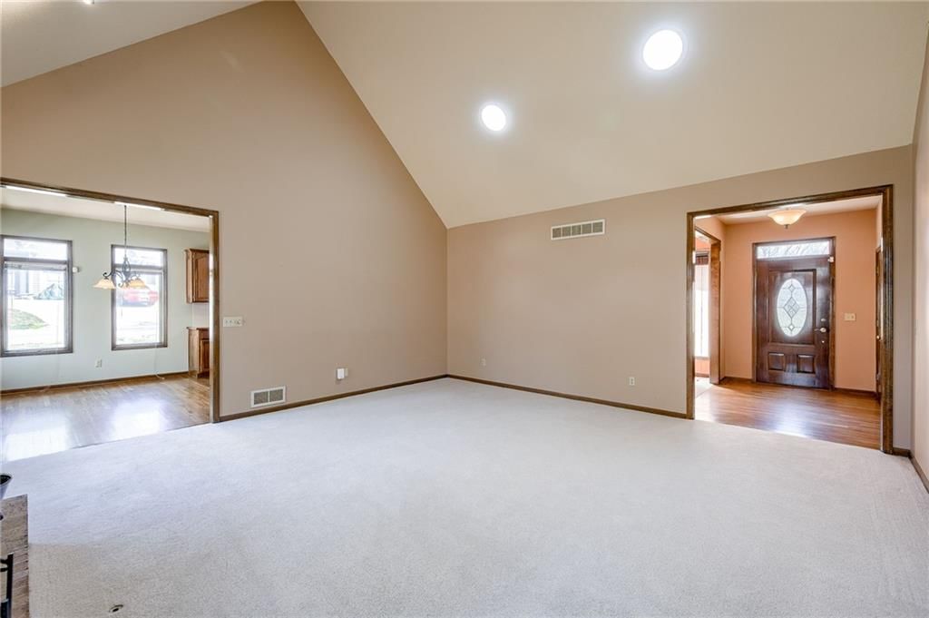 652 BUTTERNUT Lane — photo 5