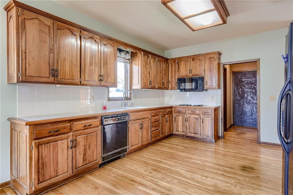 652 BUTTERNUT Lane — photo 8