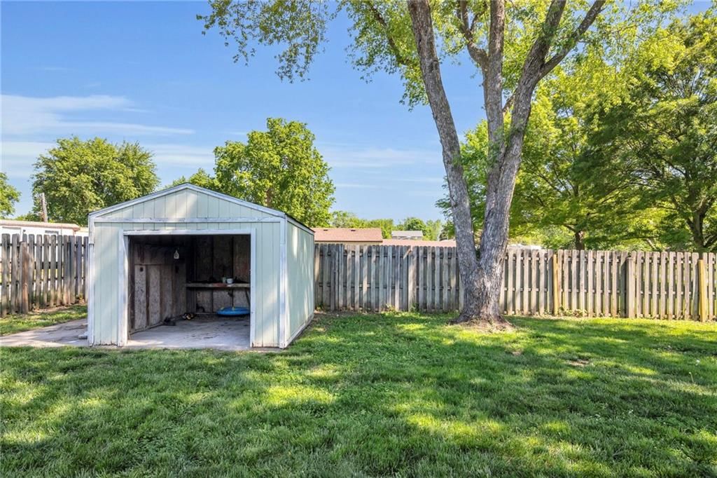 325 E Mason Street — photo 27
