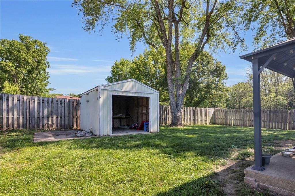 325 E Mason Street — photo 28