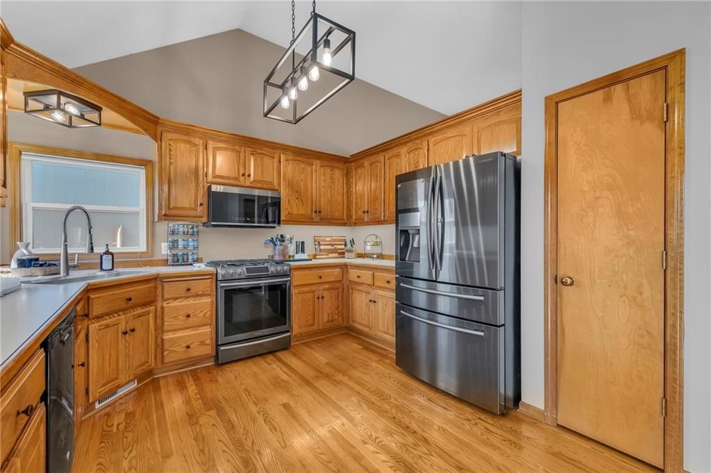 209 Lakeview Drive — photo 10