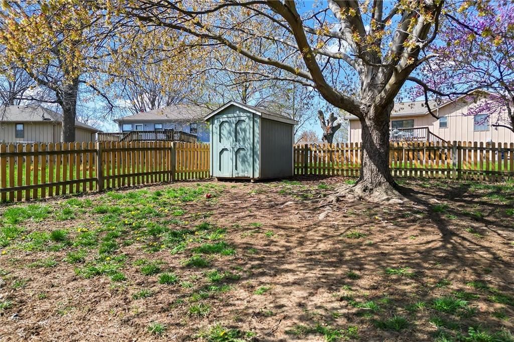 312 NE Bristol Place — photo 23