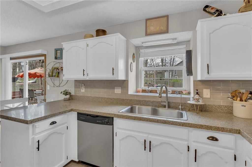 221 NW Whitlock Drive — photo 33