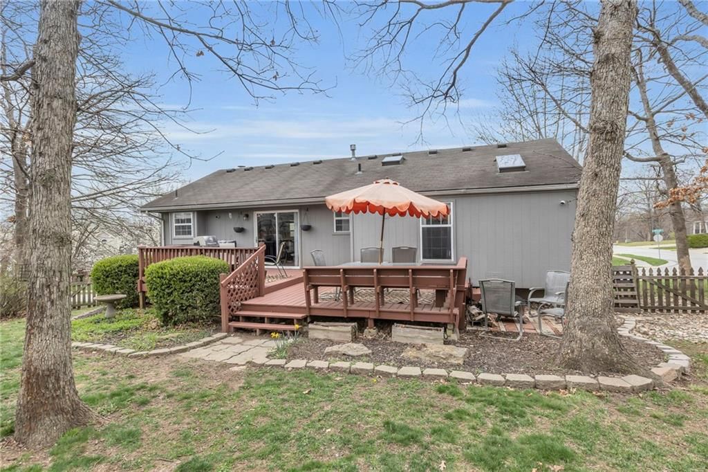 221 NW Whitlock Drive — photo 9