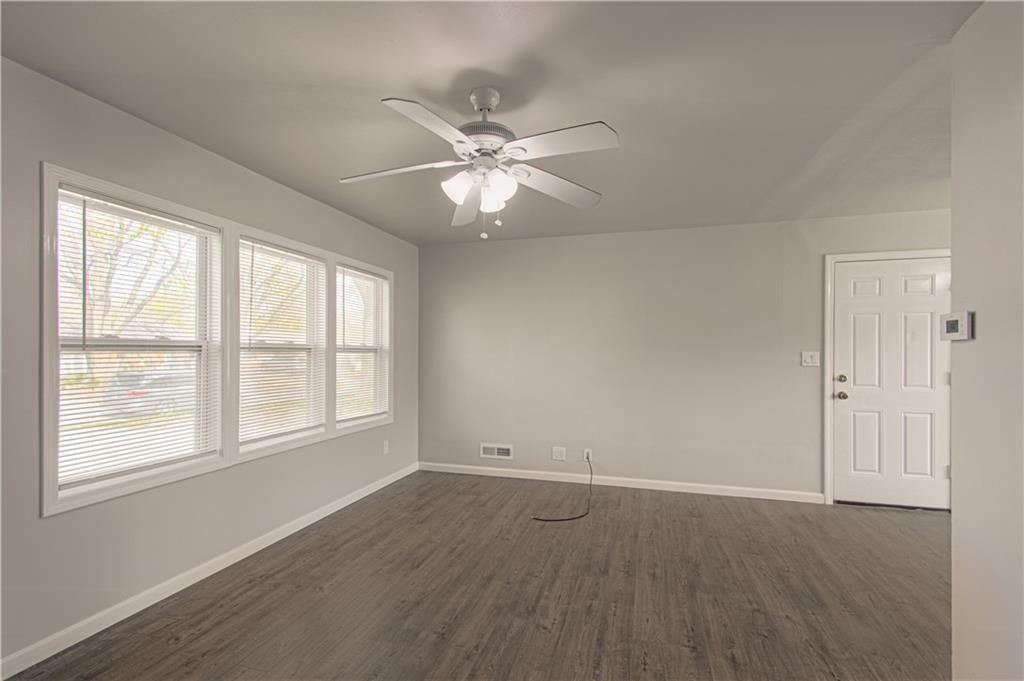 10913 Ewing Avenue — photo 4