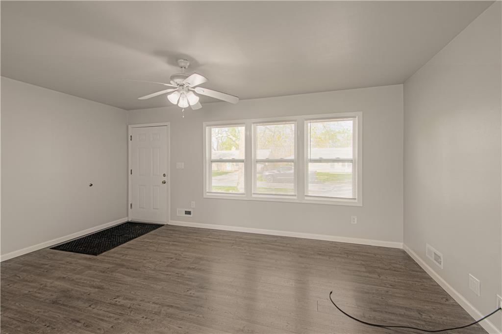 10913 Ewing Avenue — photo 6