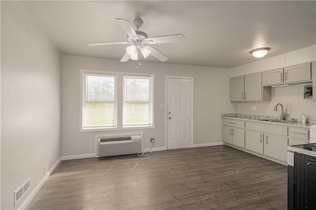 10913 Ewing Avenue — photo 7