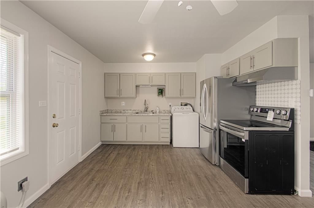 10913 Ewing Avenue — photo 8