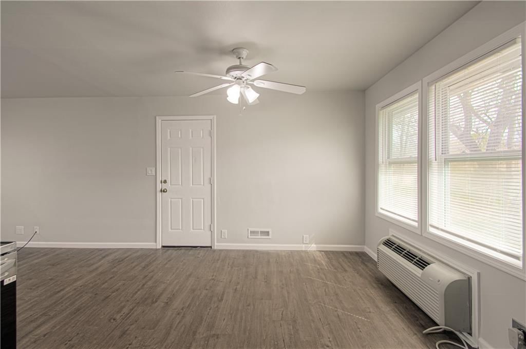 10913 Ewing Avenue — photo 10