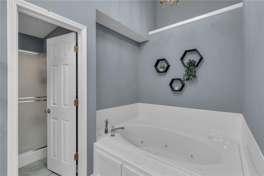 213 NE Chateau Drive — photo 17
