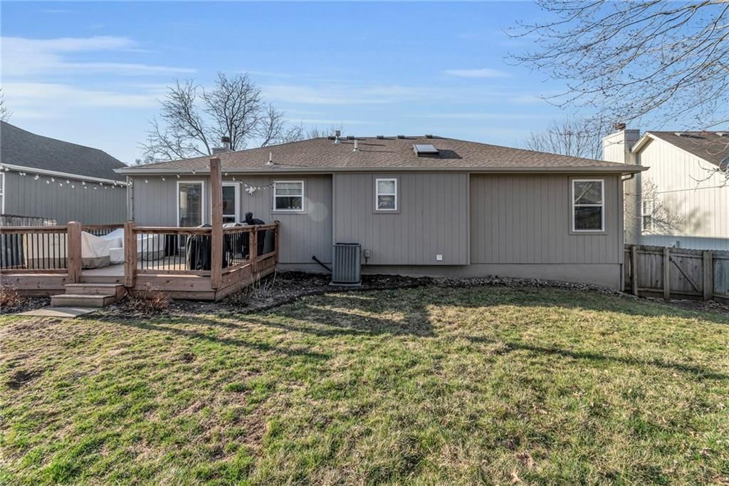 213 NE Chateau Drive — photo 32