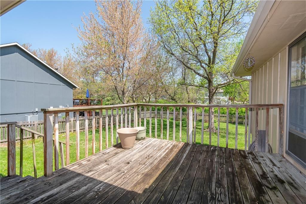 616 NE Thames Drive — photo 24