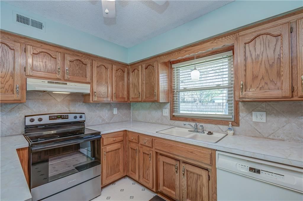 616 NE Thames Drive — photo 10