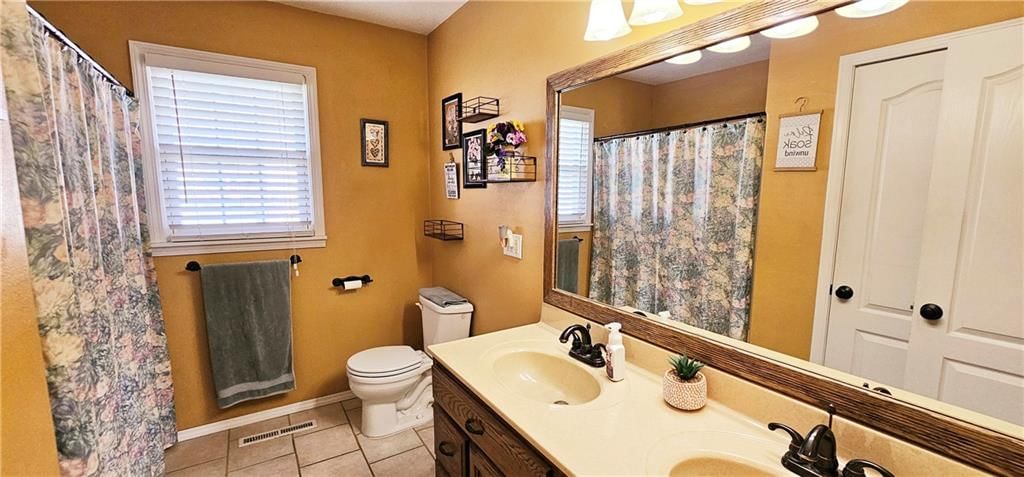 106 N Wood Street — photo 14