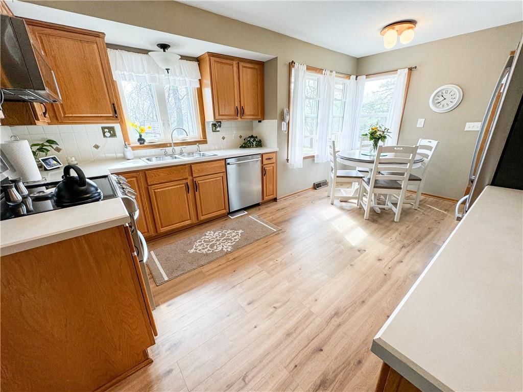 8011 Manning Avenue — photo 11