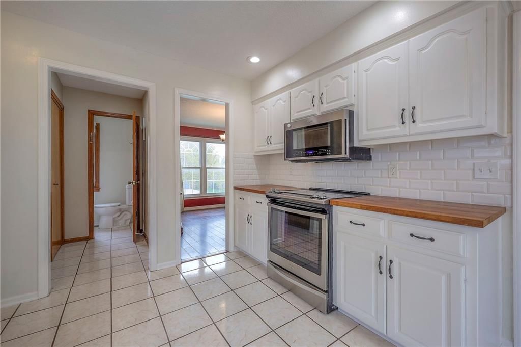 14638 W 85TH Terrace — photo 18