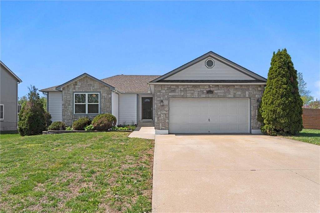 2200 Hidden Valley Drive, Tonganoxie, KS