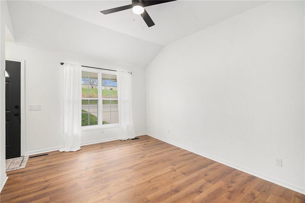806 S Woodbine Road — photo 8