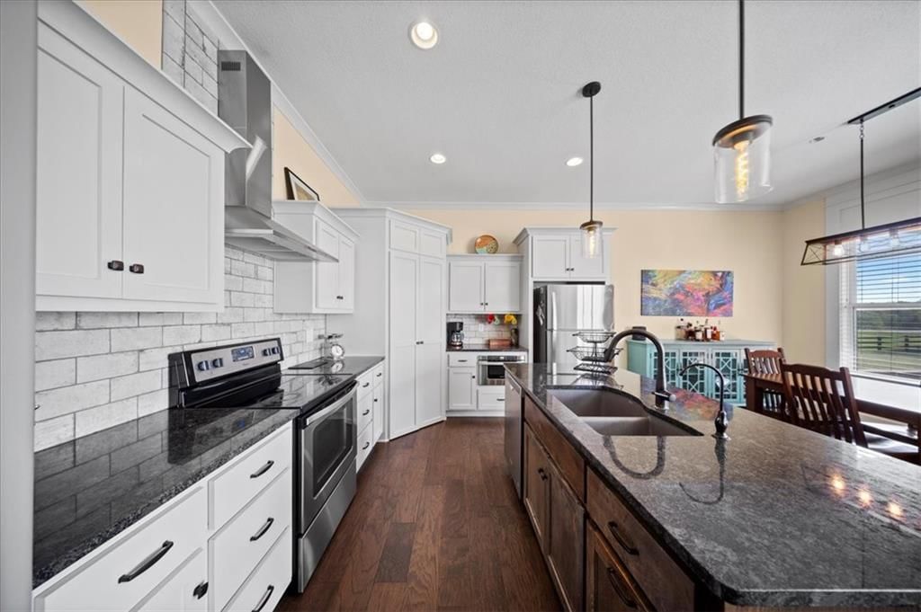 2360 Douglas Street — photo 36