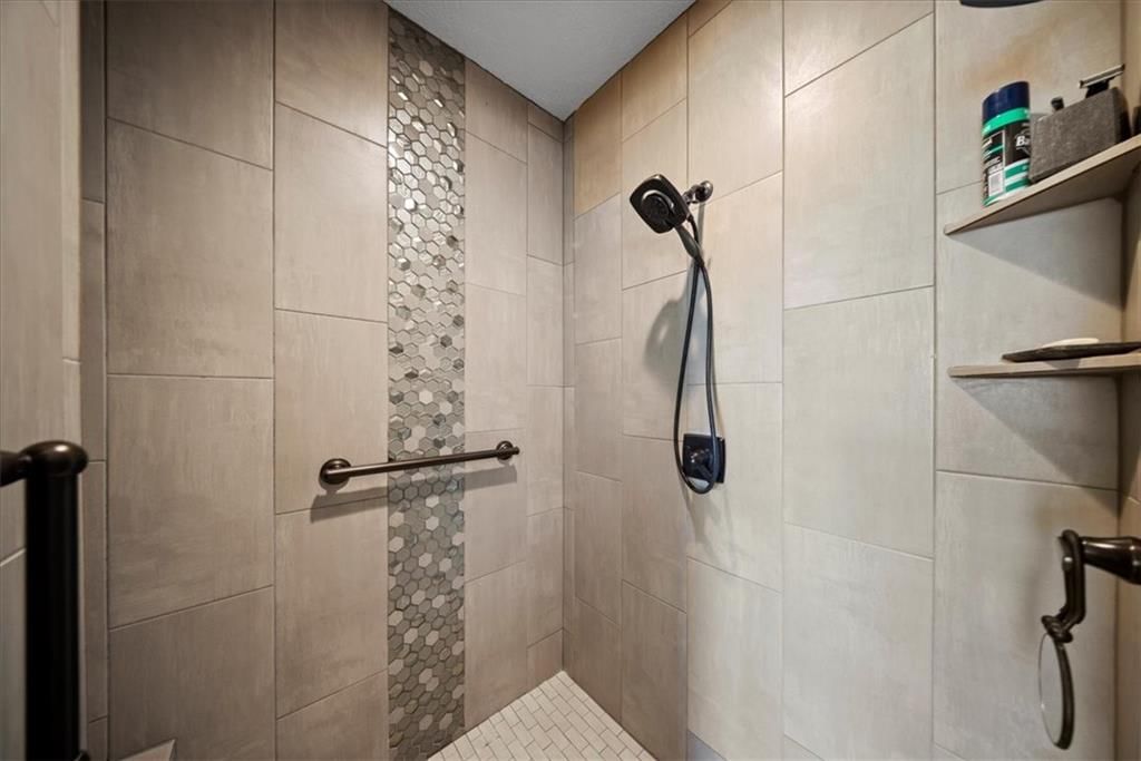 2360 Douglas Street — photo 57