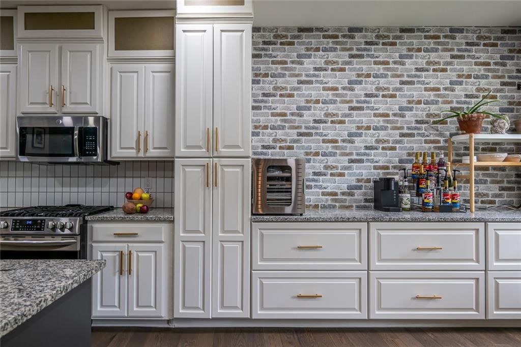 8823 W Longview Parkway — photo 15
