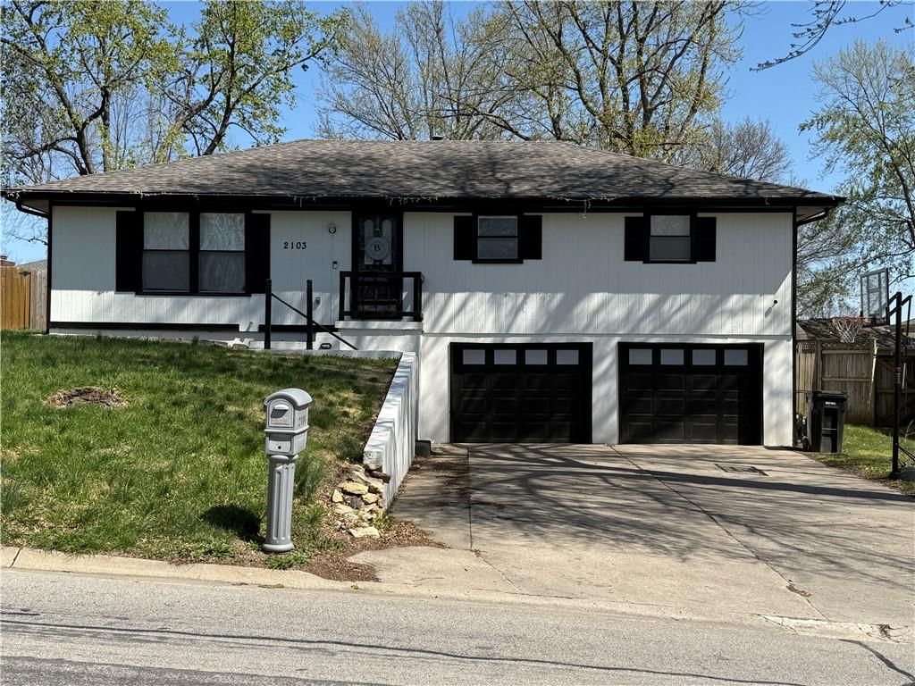 2103 N Leonard Road, St Joseph, MO