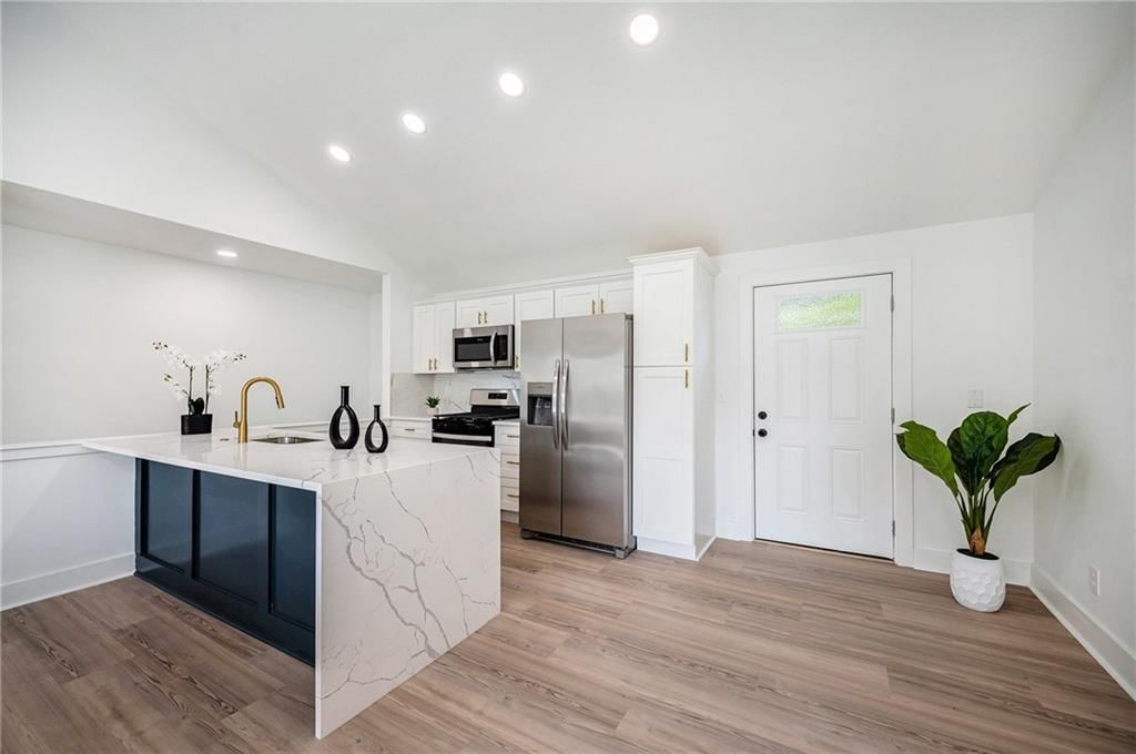 714 N Rogers Street — photo 11