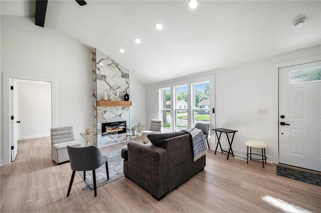 714 N Rogers Street — photo 5
