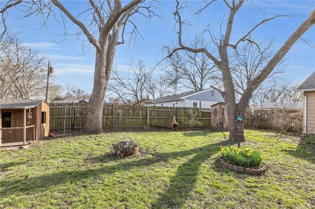 240 N Blake Street — photo 34
