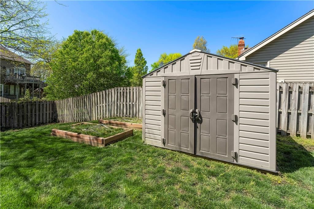 610 N Elm Street — photo 29