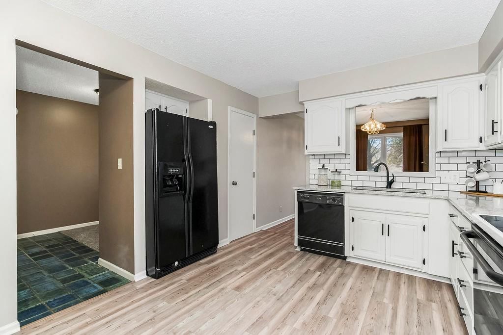 8503 N CHATHAM Avenue — photo 11